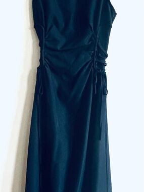 Elegant Black Midi Satin Dress with Side Ruching